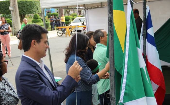 Deputado Eduardo Sales participa do arqueamento de bandeiras