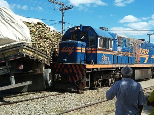 Caminhão bateu em trem após invadir linha férrea. Foto: Bahia 10