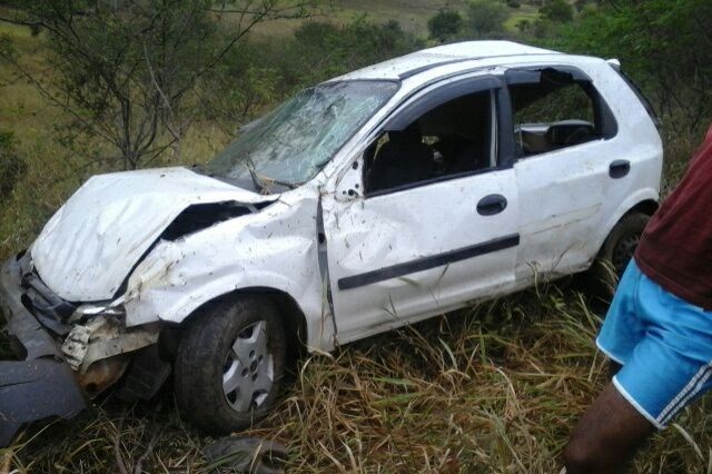 Carro Celta capotou na BR-420. Foto: Leitor via WhatsApp