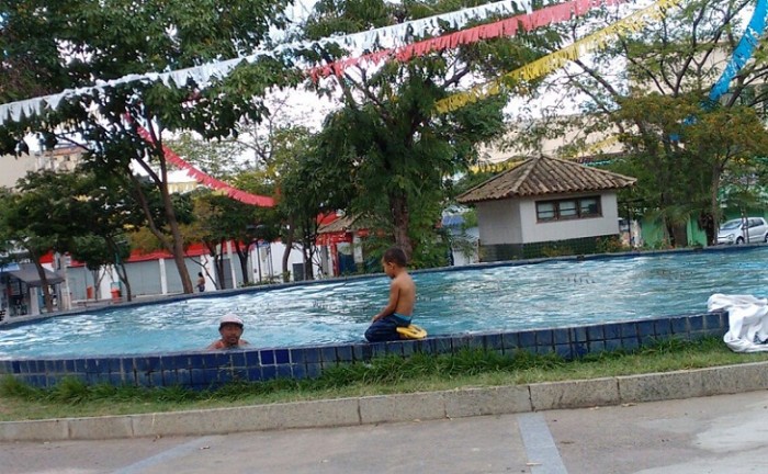 Pai e filho usaram o local na função de piscina. Foto: Jean Karlos