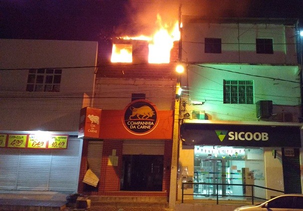 Incêndio atingiu prédio comercial. Fotos: Blog Marcos Frahm