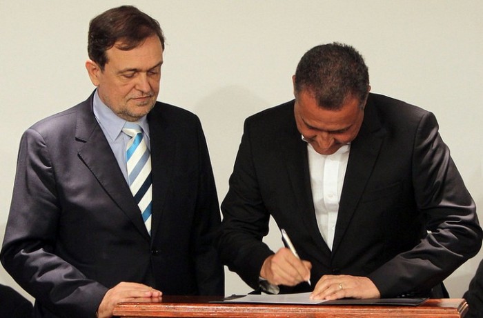 Pinheiro é empossado pelo governador. Foto: Manu Dias