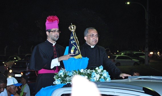 Dom José Ruy e o padre Vítor levaram a imagem. Foto: Jequié Repórter
