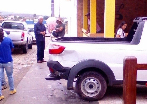 Fiat Strada foi atingida por moto. Foto: Leitor BMF
