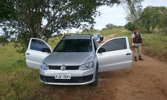 Corpos estavam em carro. Foto: Aldo Matos/Acorda Cidade