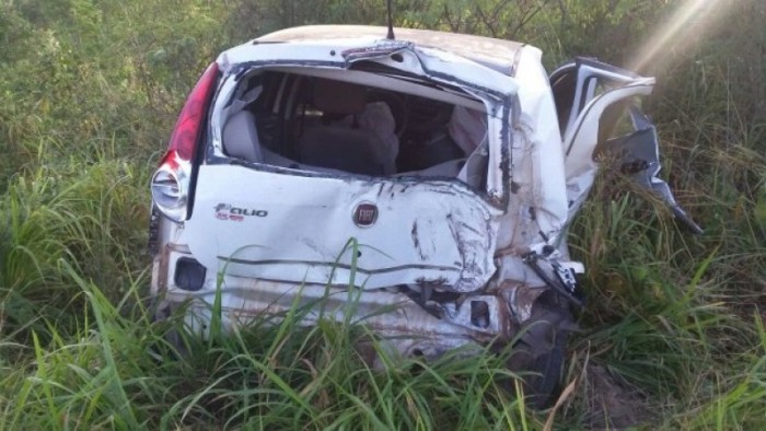 Pálio dirigido por policial bateu com carreta. 