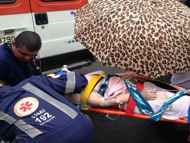 Mulher ferida foi socorrida pelo Samu. Foto: Henrique Mendes / G1