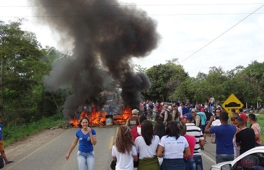 Estrada foi completamente bloqueada. Foto: Giro em Ipiaú