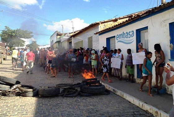 Moradores atearam fogo em pneus velhos. Foto: Maurício Matos