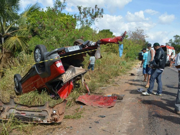 Picape ficou completamente destruída após o acidente 