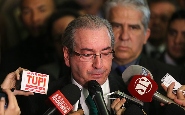 Cunha chora ao renunciar à presidência. Foto: Alan Marques/Folhapress