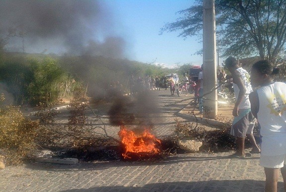 Moradores atearam fogo em pneus. Foto: Josafá Oliveira