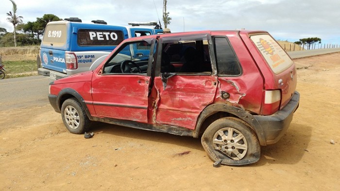 Fiat Uno foi atingido por Van. Fotos: Blog Marcos Frahm