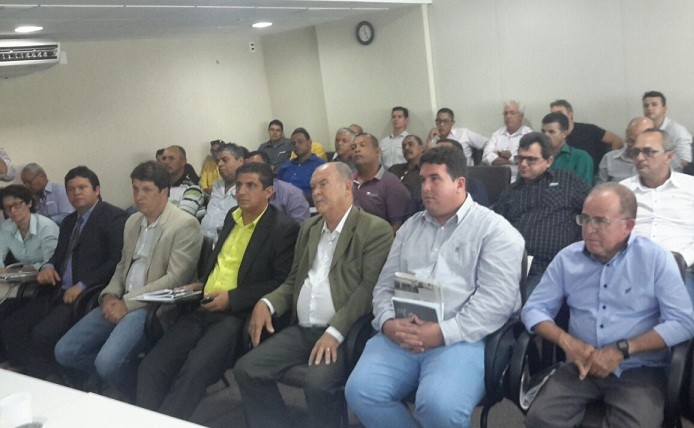 Candidatos em reunião com o governador. 