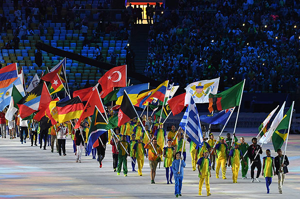 Desfile dos atletas na cerimônia de encerramento da Rio 2016
