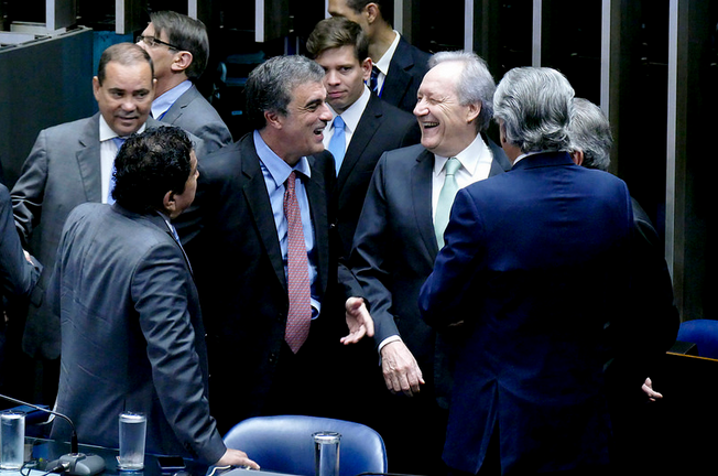 Cardoso e Lewandowski descontraídos. Foto: Agência Senado