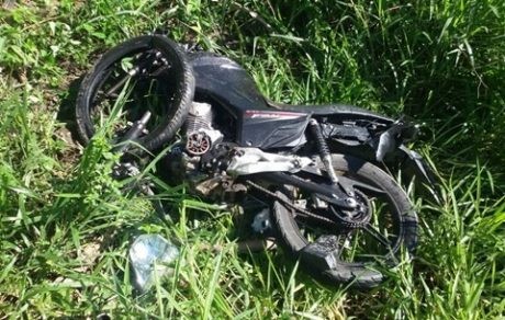 Moto fica destruída em colisão. Foto: Reprodução/Voz da Bahia