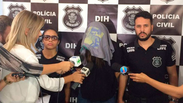 Mãe esconde o rosto Foto: Divulgação/Polícia Civil