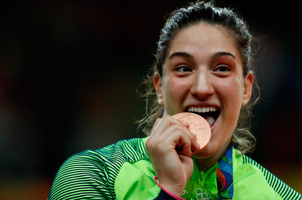 Mayra celebra medalha de bronze. Foto: Rio 2016