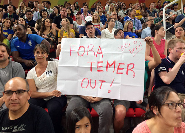 Torcedores protestam contra Temer na arquibancada da Arena Olímpica do Rio