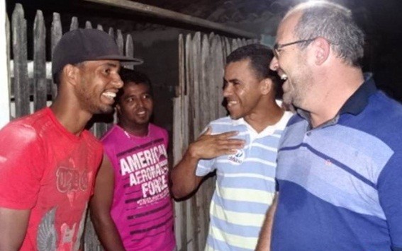 Candidato em caminhada no bairro Malvina II. Foto: Divulgação 