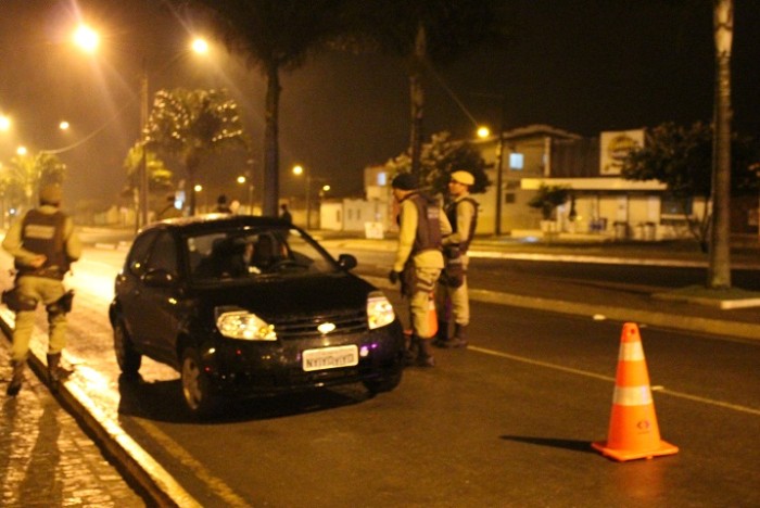 Blitz da PM são realizadas na Avenida Brasília, em Maracás