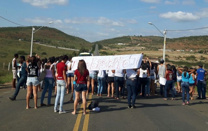 Manifestação de alunos bloqueou o trânsito na BR-420