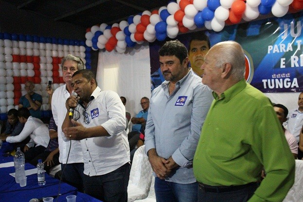 Tunga, com microfone, é candidato. Fotos: Blog Marcos Frahm