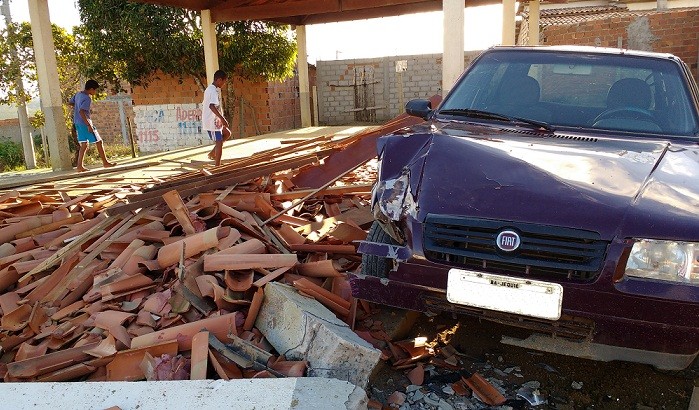 Fiat Uno derrubou pilastra com batida. Foto: Blog Marcos Frahm