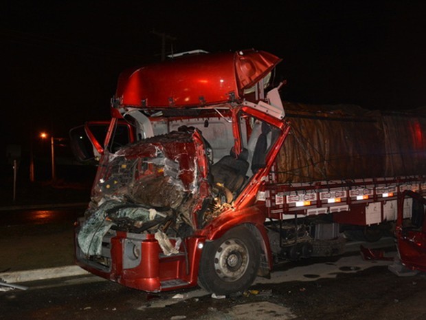 Frente do caminhão ficou destruída. Foto: Blog do Anderson
