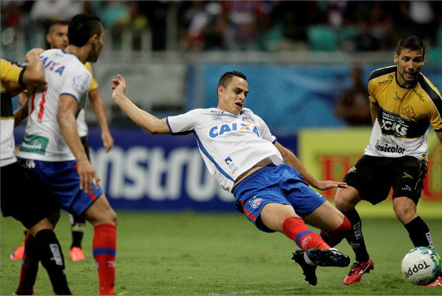 Victor Rangel se estica e faz o primeiro gol do Bahia contra o Criciúma na Fonte Nova (Foto: Felipe Oliveira/EC Bahia)