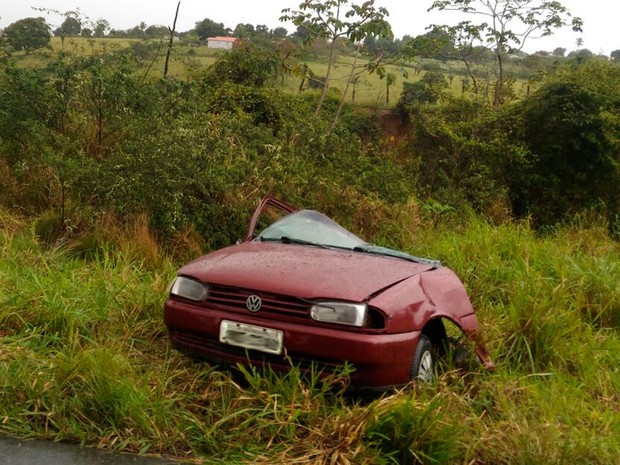 Carro parte ao meio após acidente na Bahia (Foto: Débora Ayane