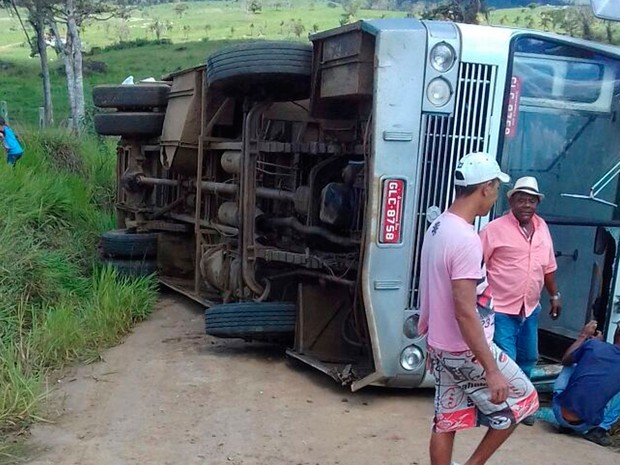 Ônibus tombou num estrada de chão. Foto: Luiza Santos Moreira
