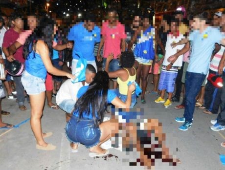 Vítima caiu após disparos. Foto: Mídia Bahia