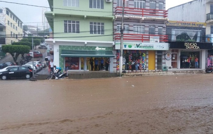 Chuva alagou a Rua Gomes Pita. Fotos: Márcio Santos/BMF