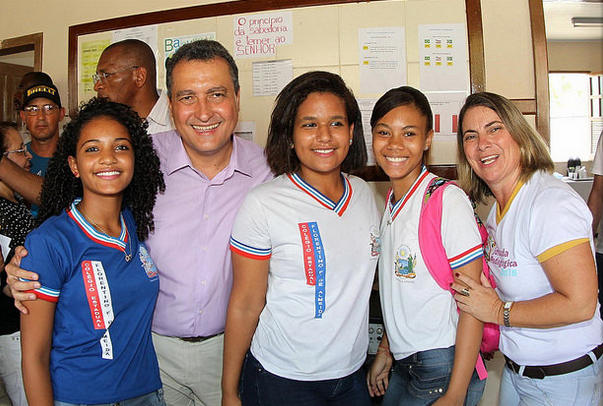 Governador Rui Costa com estudantes. Foto: Manu Dias