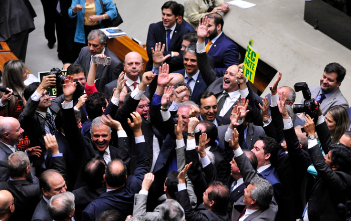 Governistas comemora aprovação. Luis Macedo / Câmara dos Deputados