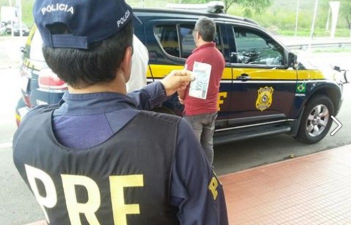 Homem com nota falsa foi preso. Foto: Divulgação/PRF