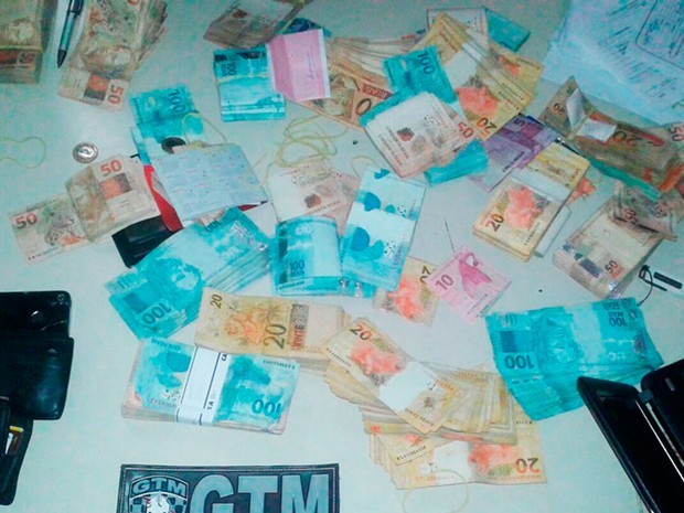 Cerca de R$ 82 mil foram apreendidos com dupla na Bahia (Foto: Site Chico Sabe Tudo