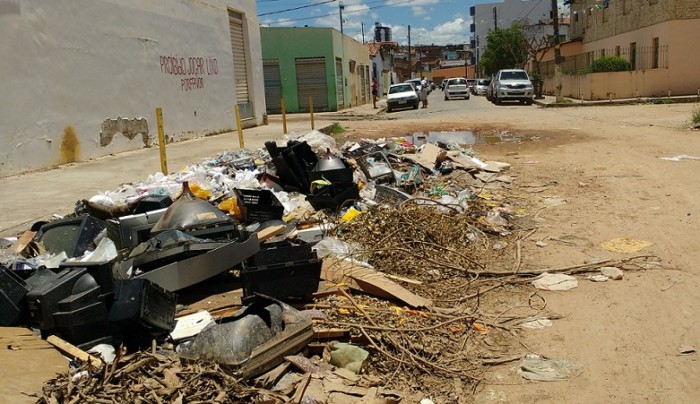 Lixo em vias públicas da cidade. Foto: Blog Marcos Frahm