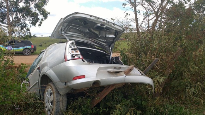 Automóvel ficou praticamente destruído após capotar