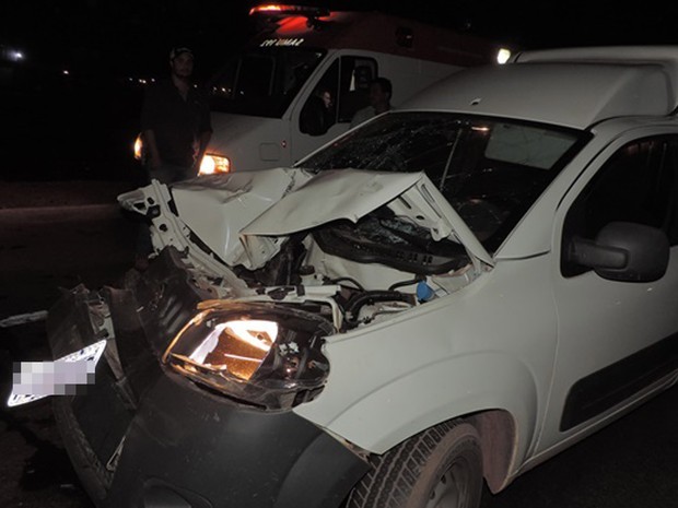 Frente de carro ficou destruída após acidente na noite de quinta-feira (28) (Foto: Edivaldo Braga/ Blog Braga