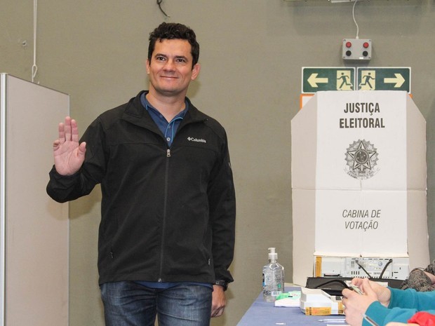 Juiz acena durante votação. Foto: Rodrigo Félix/Futura Press