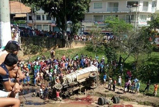 Veículo caiu no Rio Jiquiriçá. Fotos: Leitor BMF/WhatsApp 