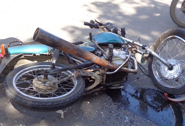 Moto foi atingida por caçamba em ponto de mototáxi 