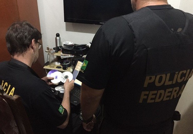 Polícia Federal recolheu material durante mandados de busca e apreensão (Foto: PF/Divulgação