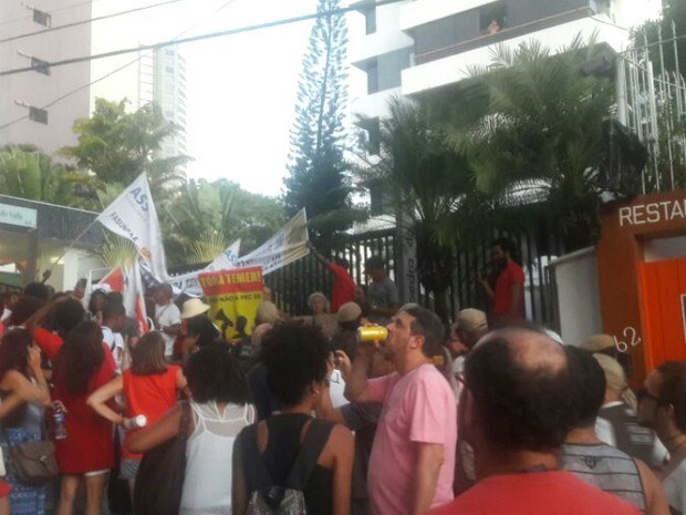 Manifestantes chegaram à residência de Geddel por volta das 17h40 (Foto: Alan Oliveira/G1 Bahia)