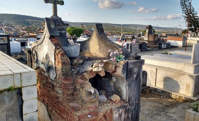 Sem estrutura, e defasado, cemitério não tem mais espaço