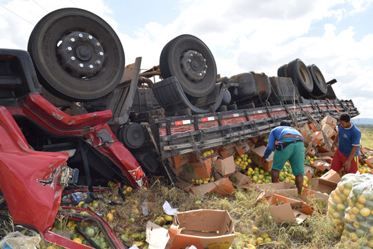 Veículo tombou na BR-030. Foto: Vitória da Conquista Notícias