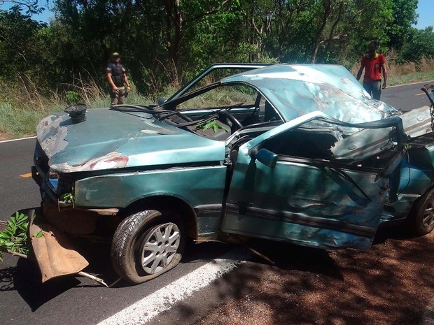 Veículo Fiat Uno ficou destruído. Foto: Blog do Figi Vilares